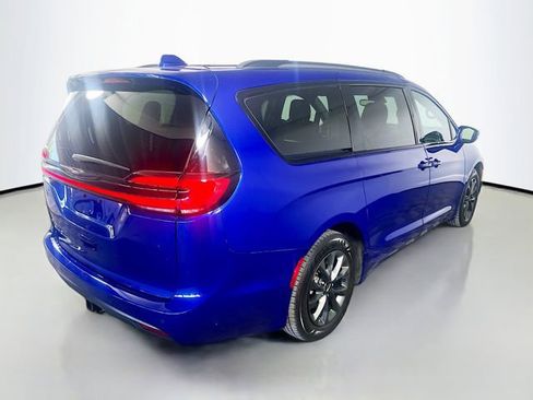 Used 2021 Chrysler Pacifica Touring w/ Uconnect Theater Family Group FWD image 8