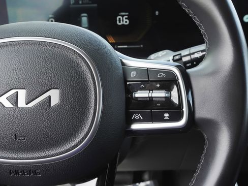 Used 2025 Kia Carnival image 23