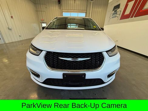 Used 2024 Chrysler Pacifica Touring-L image 9