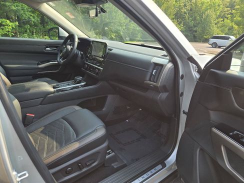 Used 2025 Nissan Pathfinder Platinum AWD/4WD image 23