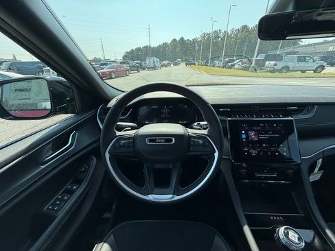 New 2025 Jeep Grand Cherokee Altitude image 14