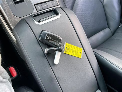 Used 2020 Toyota Highlander Limited FWD image 14