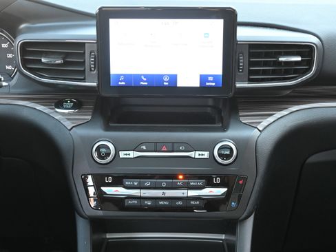 Used 2020 Ford Explorer Limited w/ Hybrid Equipment Group 310A image 31