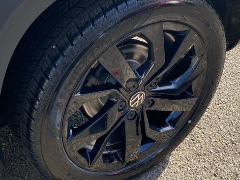 Certified 2023 Volkswagen Taos SE w/ Panoramic Sunroof Package image 22