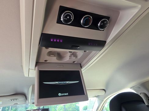 Used 2015 Chrysler Town & Country Touring w/ Driver Convenience Group FWD image 5