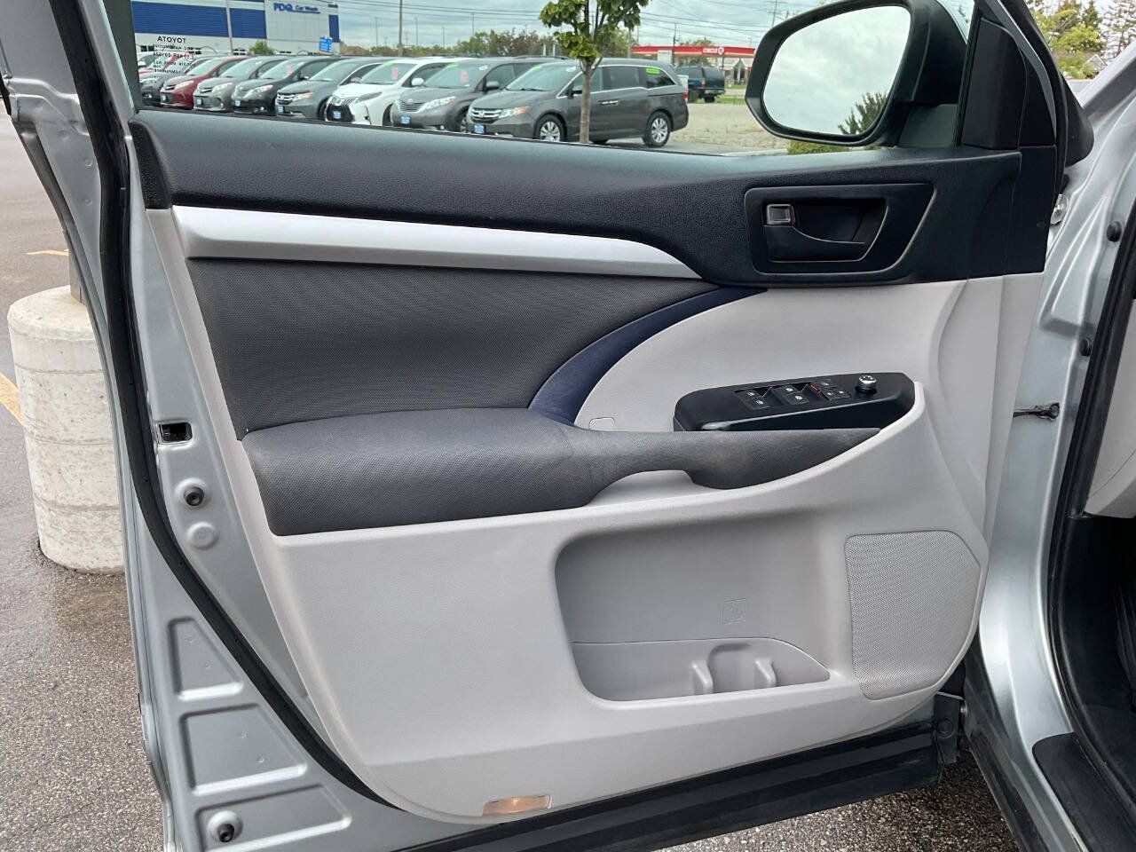 Used 2019 Toyota Highlander LE FWD image 26