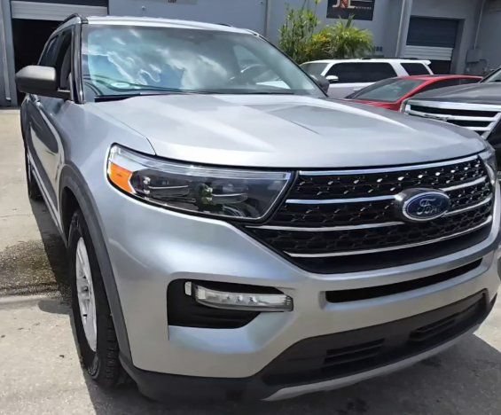 Used 2021 Ford Explorer XLT w/ Equipment Group 202A AWD/4WD image 4