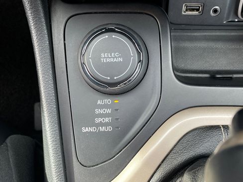 Used 2015 Jeep Cherokee Limited image 13