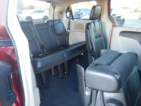 Used 2013 Chrysler Town & Country Touring-L image 24