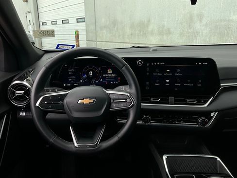 Used 2025 Chevrolet Equinox LT image 13