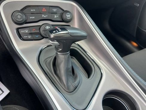 Used 2022 Dodge Challenger SXT w/ Driver Convenience Group RWD image 17