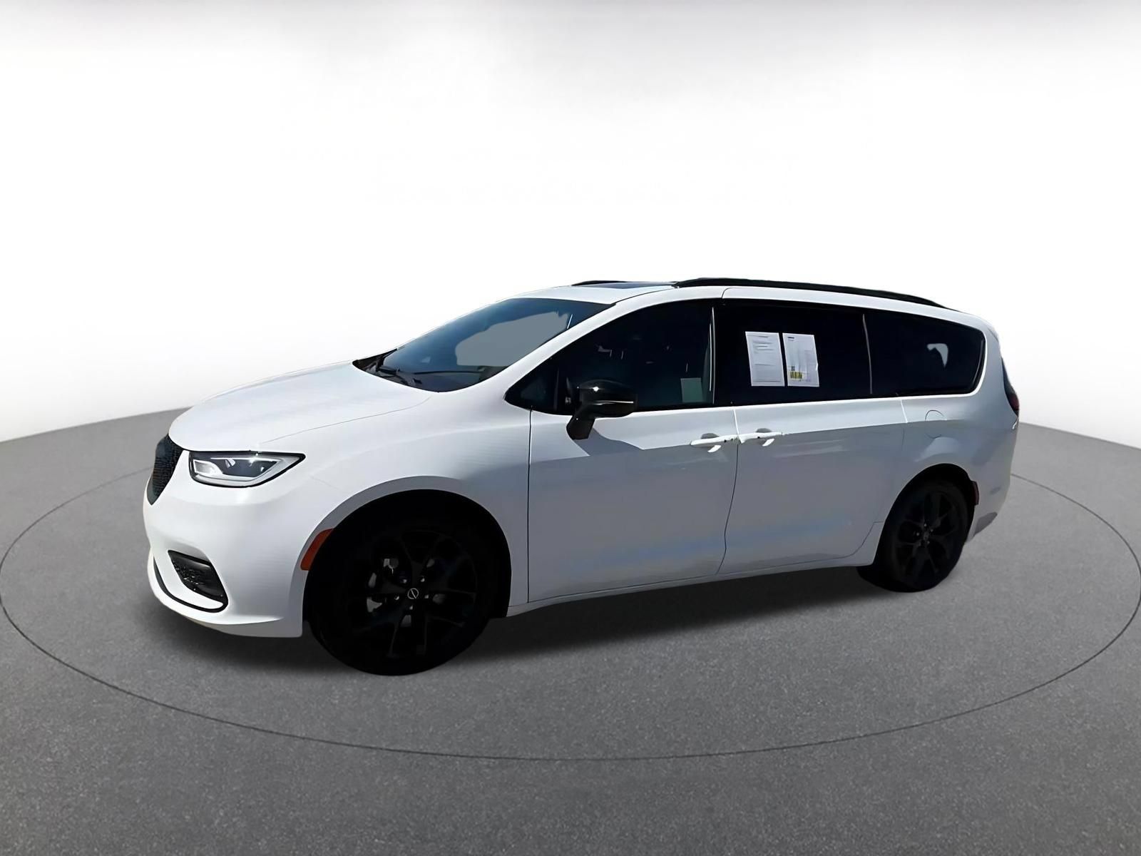 Used 2025 Chrysler Pacifica Limited FWD image 7