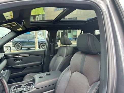 Certified 2025 Honda Pilot Black Edition image 9