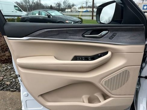 Used 2023 Jeep Grand Cherokee L Limited image 17