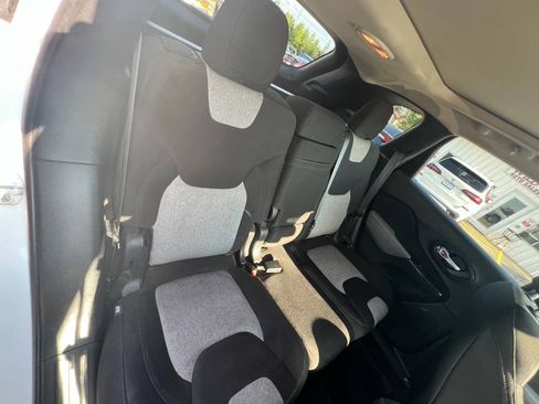 Used 2014 Jeep Cherokee Latitude w/ Comfort/Convenience Group AWD/4WD image 31