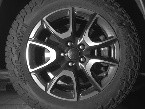 Used 2025 Jeep Compass Trailhawk AWD/4WD image 13