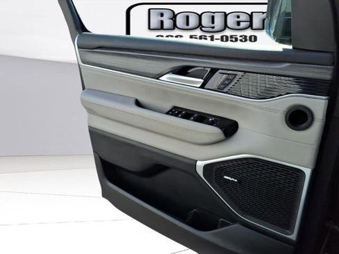 Used 2024 Jeep Wagoneer Series II w/ Flexible Seating Group image 18