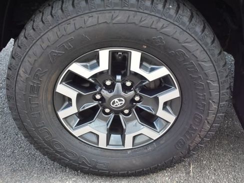 Used 2018 Toyota Tacoma TRD Off-Road w/ Technology Package AWD/4WD image 46