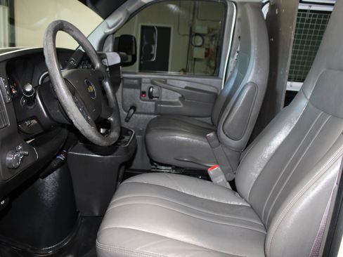 Used 2011 Chevrolet Express 2500 RWD image 16