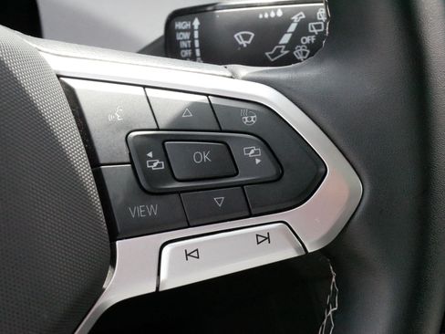 Certified 2025 Volkswagen Taos SE w/ Panoramic Sunroof Package AWD/4WD image 25
