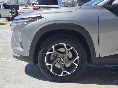 Used 2025 Chevrolet Trax LT w/ LT Convenience Package image 9