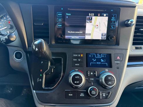 Used 2017 Toyota Sienna XLE w/ XLE Navigation Package image 18