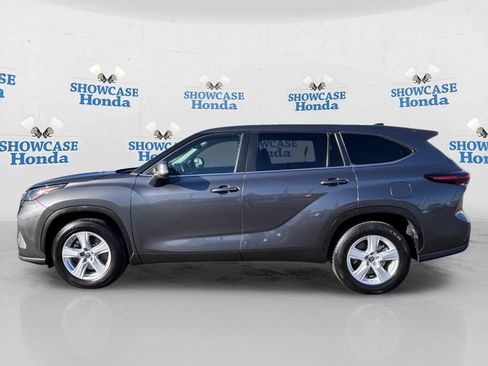 Used 2024 Toyota Highlander LE FWD image 4