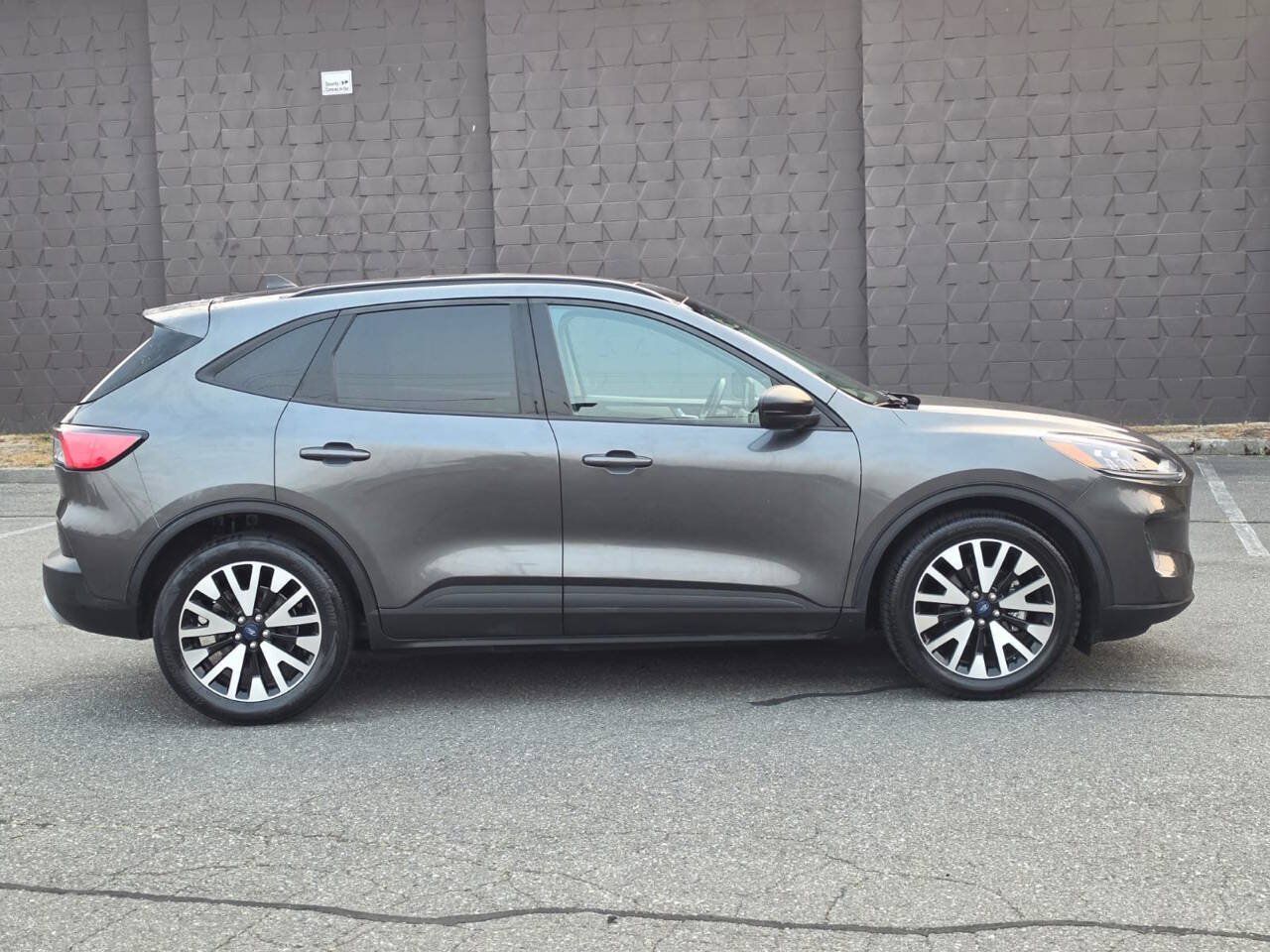 Used 2020 Ford Escape SE Sport FWD image 4