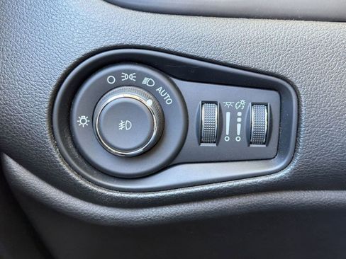 Used 2017 Jeep Renegade Latitude image 18