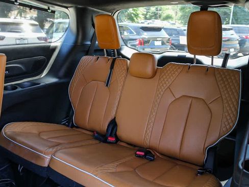 Used 2022 Chrysler Pacifica Pinnacle FWD image 18