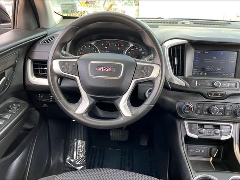Used 2022 GMC Terrain SLE w/ Driver Convenience Package image 4