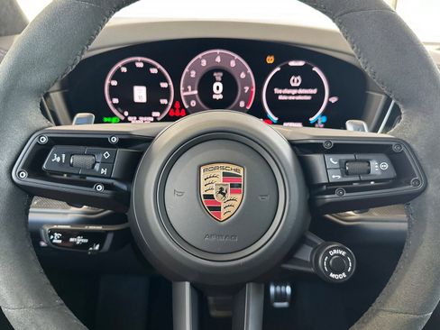 Used 2025 Porsche Cayenne GTS AWD/4WD image 31