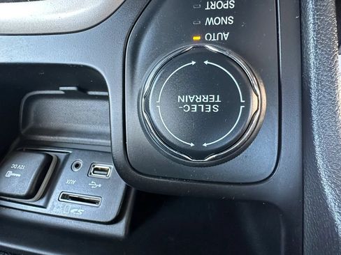 Used 2018 Jeep Cherokee Limited AWD/4WD image 19