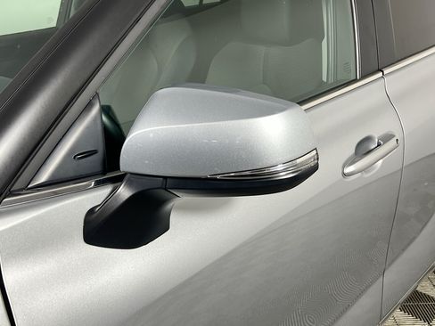 Used 2025 Toyota Highlander LE FWD image 13