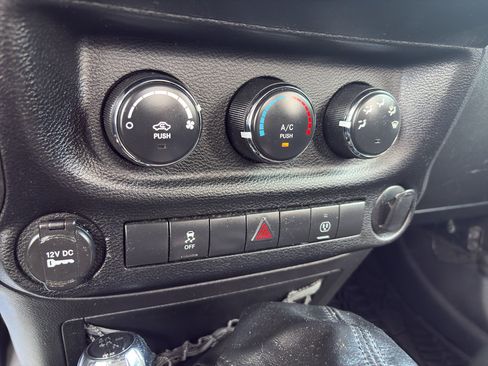 Used 2013 Jeep Wrangler Rubicon AWD/4WD image 14