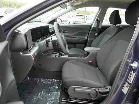 Certified 2025 Hyundai Kona SE AWD/4WD image 12