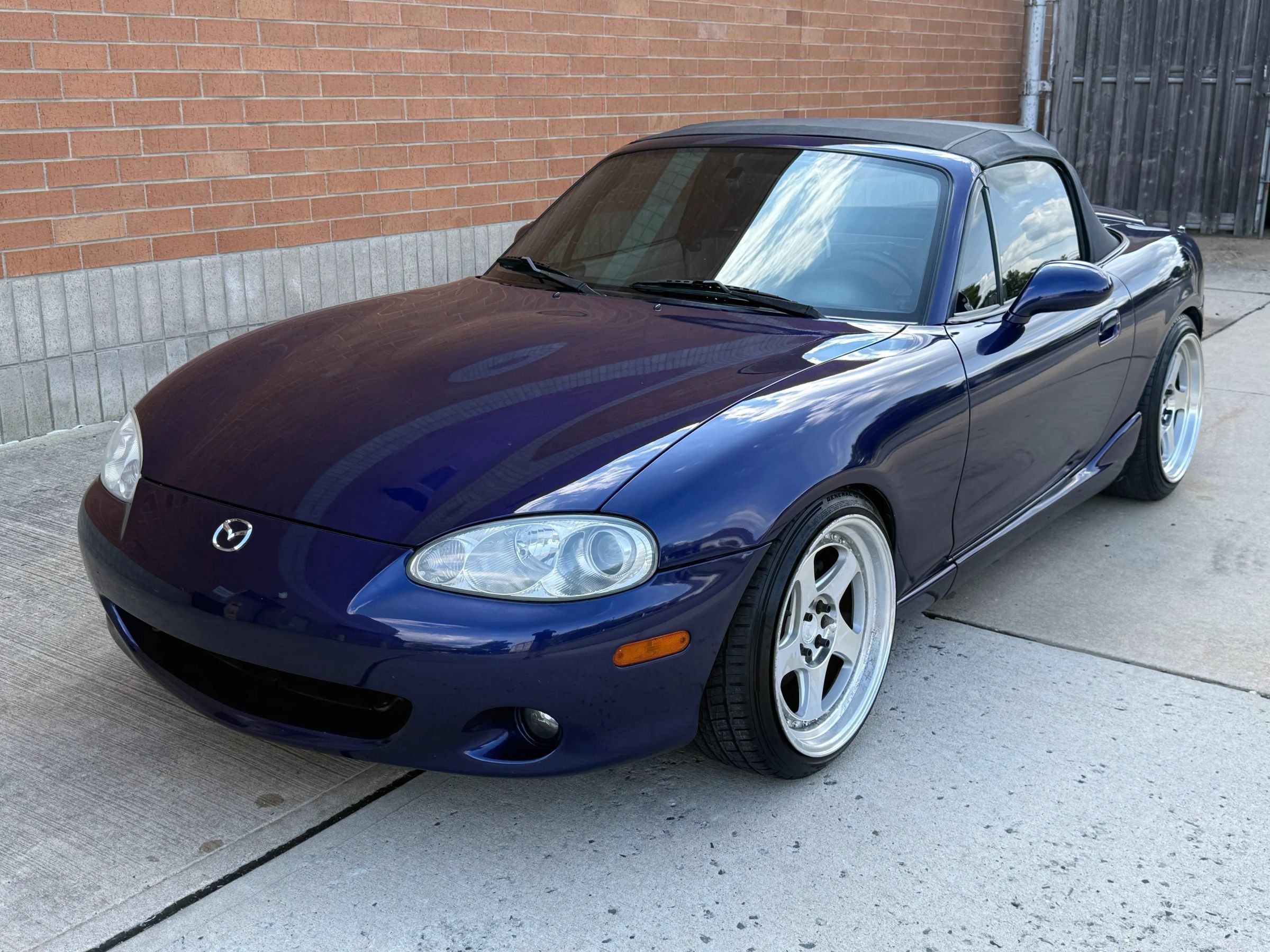 Used 2004 MAZDA MX-5 Miata LS w/ Sports Look Appearance Pkg RWD image 3