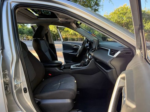 Used 2021 Toyota RAV4 XLE w/ Convenience Package FWD image 14