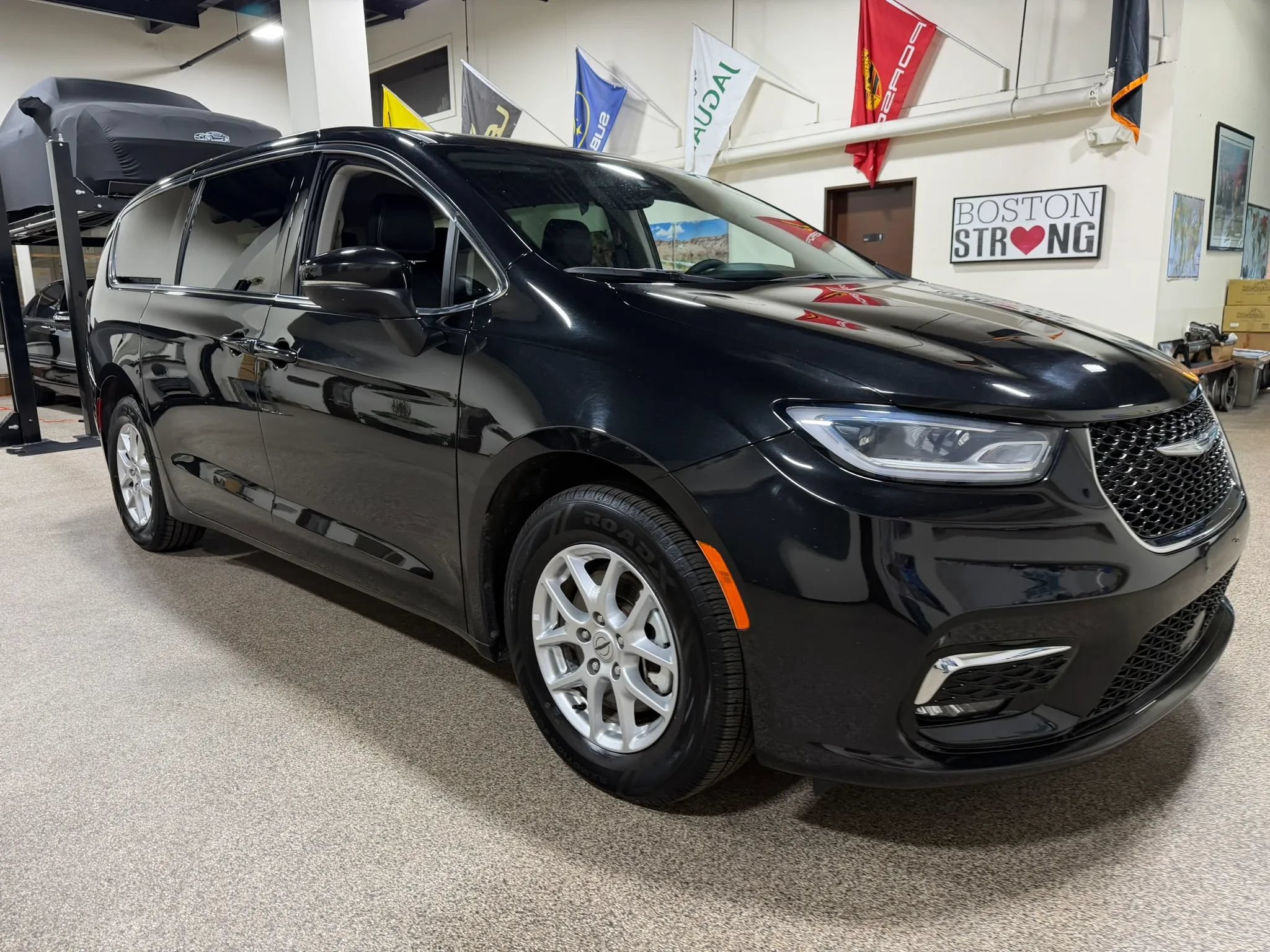 Used 2023 Chrysler Pacifica Touring-L FWD image 14