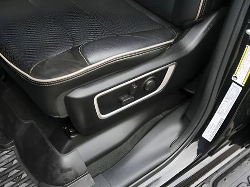 Used 2022 RAM 1500 Laramie AWD/4WD image 11