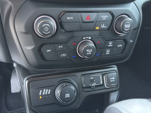 Used 2023 Jeep Renegade Latitude image 32