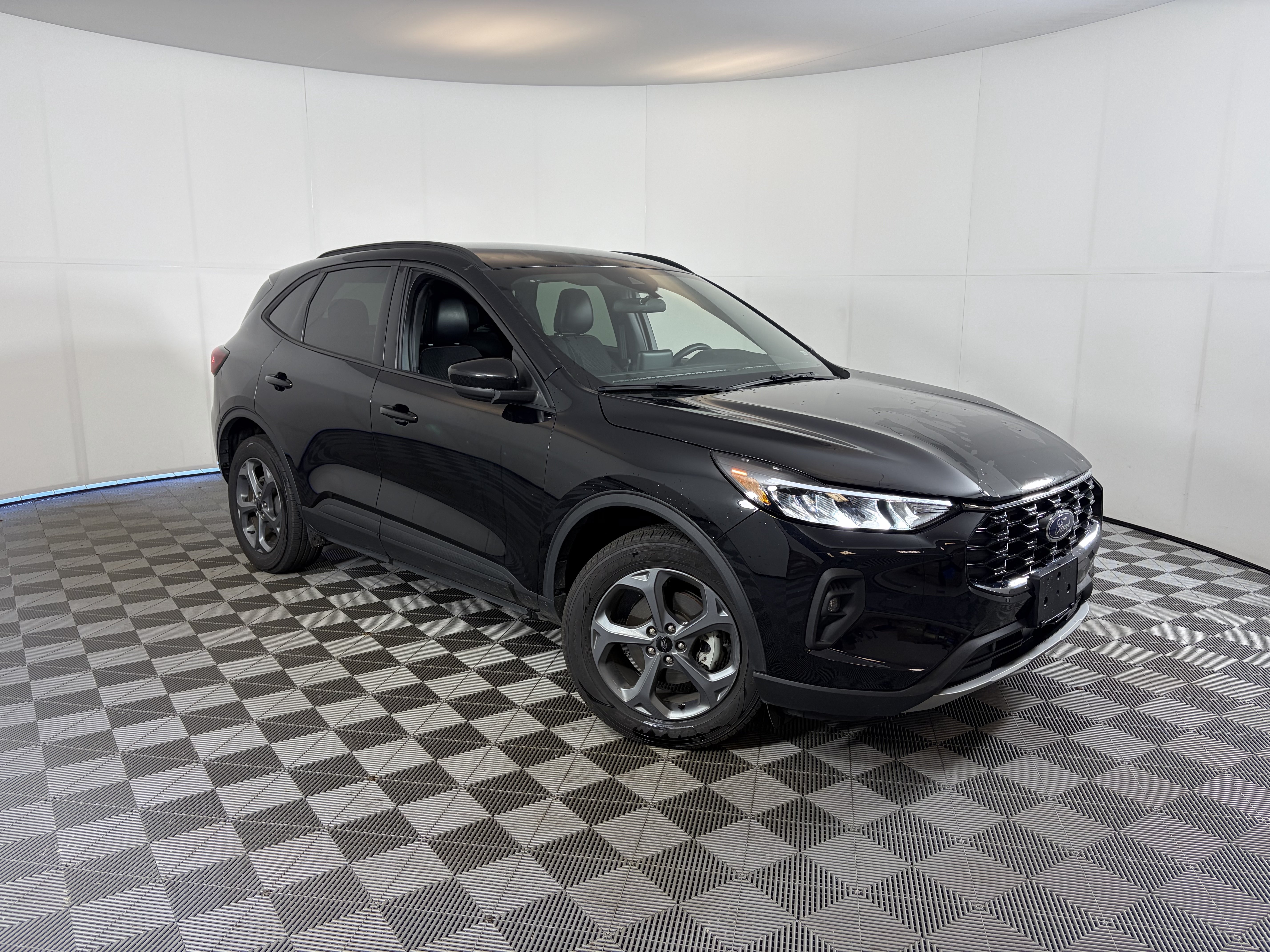 Used 2025 Ford Escape ST-Line Select AWD/4WD image 1