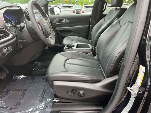 Used 2025 Chrysler Pacifica Select FWD image 15