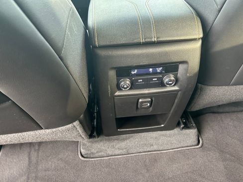 Used 2021 Chevrolet Traverse LT image 28