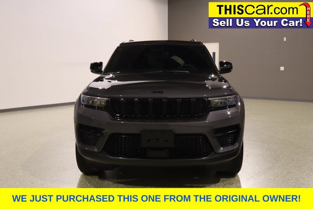Used 2025 Jeep Grand Cherokee Laredo RWD image 2