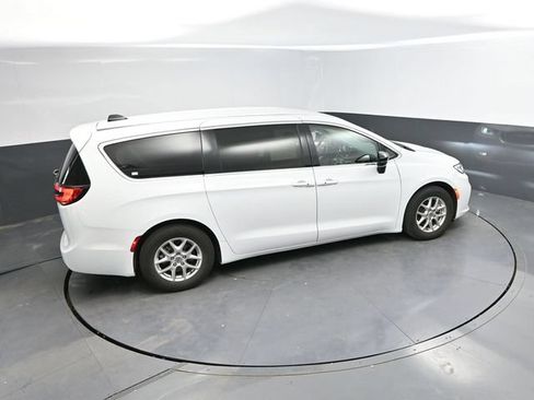 Used 2024 Chrysler Pacifica Touring-L FWD image 35
