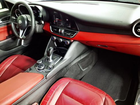 Used 2019 Alfa Romeo Giulia RWD image 12