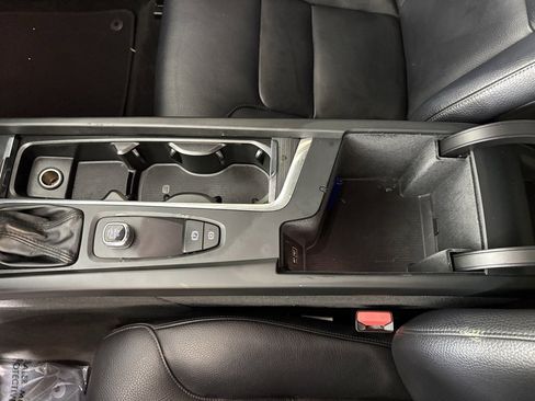 Used 2018 Volvo XC60 T6 Momentum w/ Vision Package image 31