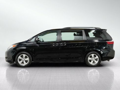 Used 2017 Toyota Sienna LE FWD image 2