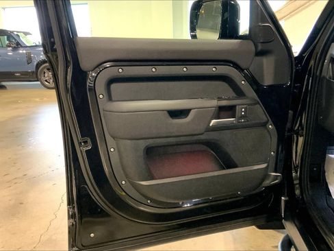Certified 2025 Land Rover Defender 110 X-Dynamic SE AWD/4WD image 21